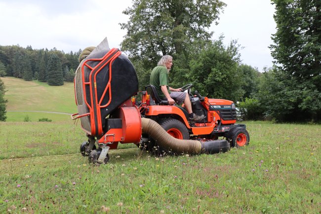 Traktorová sekačka Kubota BX2200 je na zámku Kozel využívána k sečení velkých travnatých ploch.