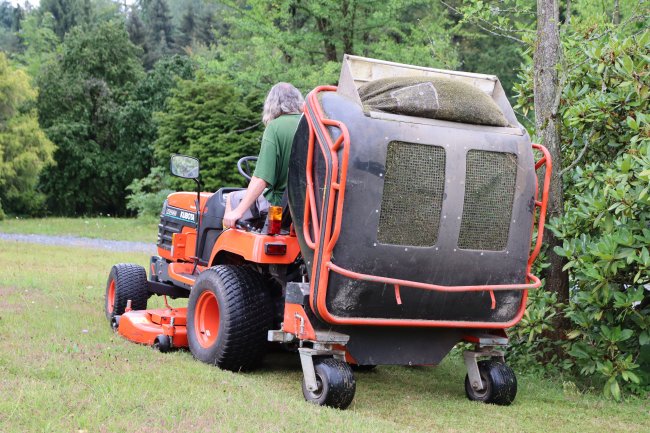 Traktorová sekačka Kubota BX2200 má ve výbavě sběrný koš.