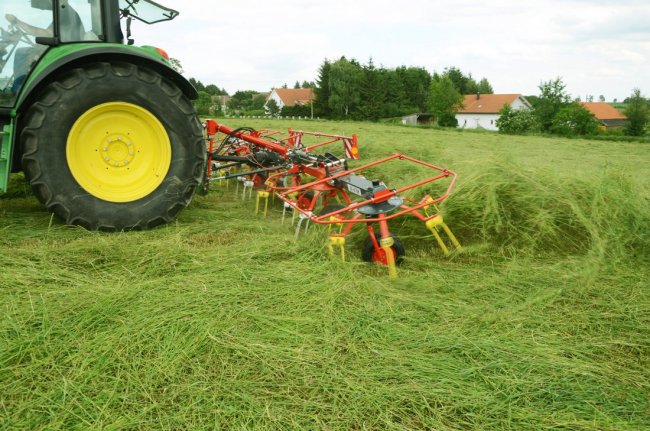 Kategorii obracečů bude zastupovat oblíbený šestirotorový obraceč OZ-676H s pracovním záběrem 6,7 m. 