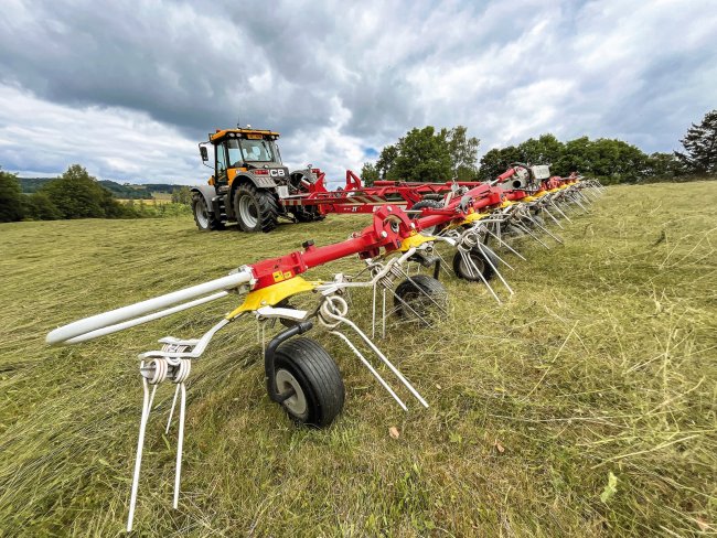 Tažený desetirotorový obraceč HIT 10.11 T s pracovním záběrem 10,60 metru pracuje na farmě třetí sezonu. S traktorem 220 k vychází průměrná spotřeba 2,1 l nafty na hektar a zpracuje 8,7 hektaru za hodinu.