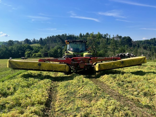 Žací kombinace NOVACAT S10 se záběrem 9,52 metru nabízí maximální výkonnost. Na farmě ve Lhotě u Olešnice ji využívají pátou sezonu.