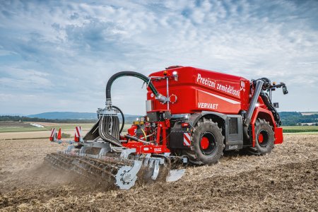 Vervaet Quad 550 se osvědčil v letošní aplikaci kejdy, kdy odpracoval 800 motohodin a prostřednictvím diskového podmítače Volmer zapravil do půdy téměř 47 000 m³ kejdy.