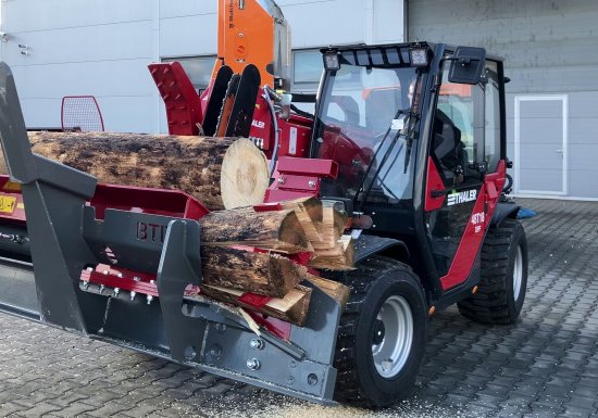 Speciálně navržené štípací nože z tvrzené oceli nakonec rozdělení špalky až do šesti částí. Foto: Věra Hejhálková, DiS.