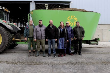 Foto z předání vozu. Zleva Miroslav Malý, traktorista Zemědělského družstva Unčovice, Ing. Jan Čunderle, hlavní zootechnik, Lukáš Masárech, hlavní mechanizátor a dále Ing. Jitka Bukovjanová, David Bukovjan a Jiří Černín, všichni tři ze společnosti Cernin.