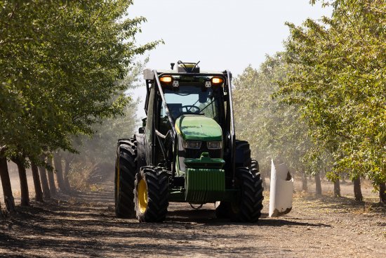 Traktor John Deere 5ML je určený k provádění postřiků plodin v sadech.